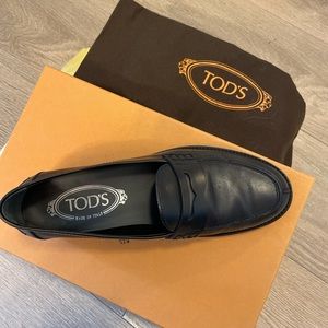 100% Authentic Tods black loafer